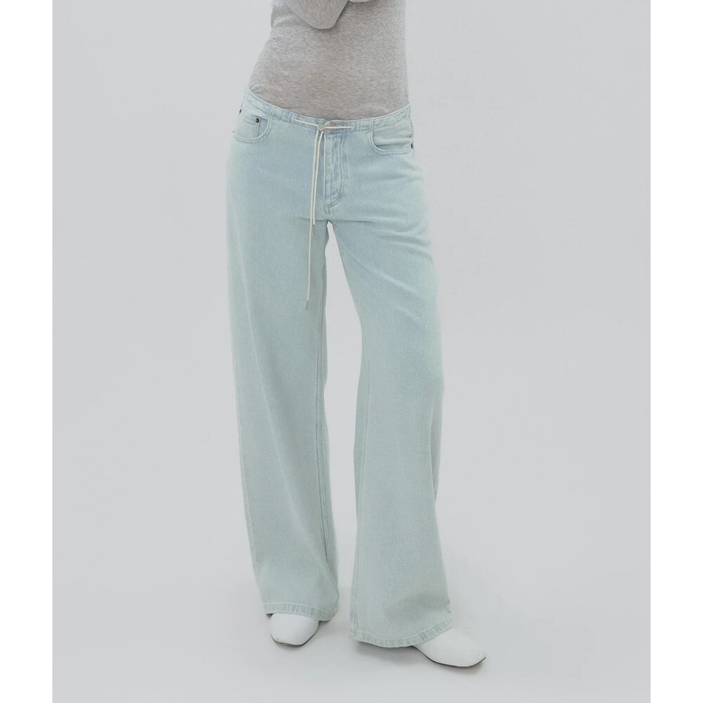 Light Wash Straight Leg Women’s Jeans